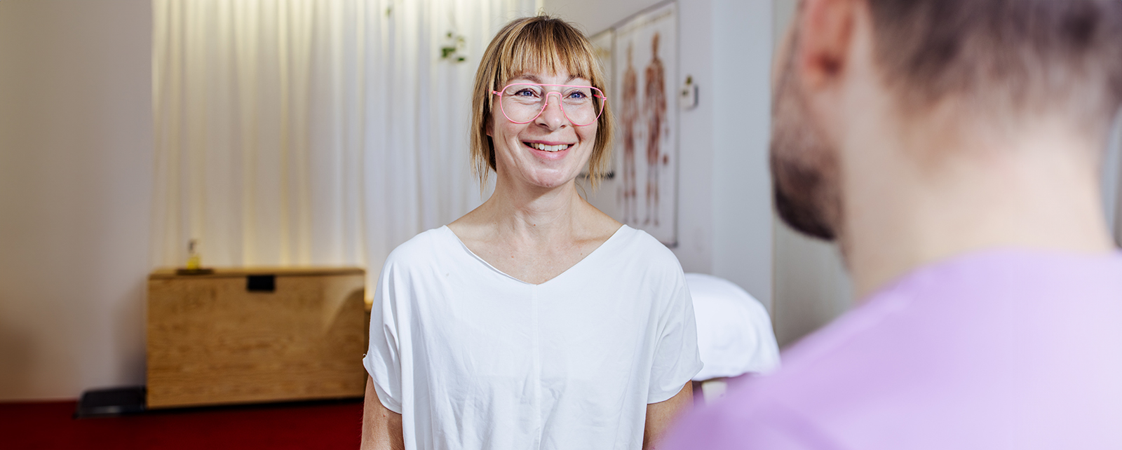Pantarei | Therapeutin führt ein persönliches Gespräch mit einem Klienten in einem hellen Praxisraum.