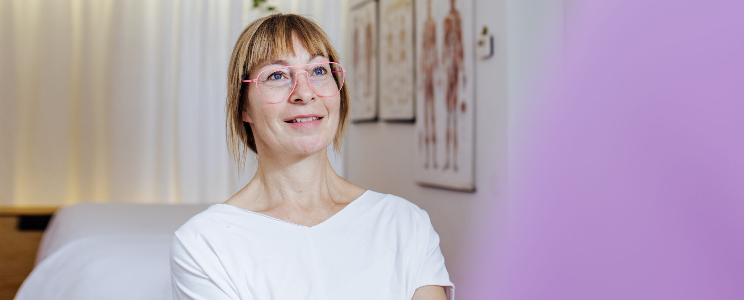 Doris Sattelberger in ihrer Praxis für Pantarei Approach, Körperarbeit und bewusste Körperwahrnehmung.