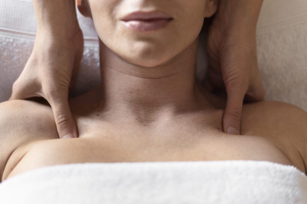 Sanfte Massage-Szene mit Fokus auf Schultern und Nacken in ruhiger Atmosphäre.